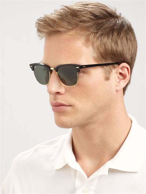Ray-Ban Clubmaster Metal is a metal version of the iconic square frame. The metal frame and temples add an extra touch of sophistication to this style, while maintaining its vintage appeal. This unisex model comes in black on silver with grey gradient lenses and will add a twist to your look.